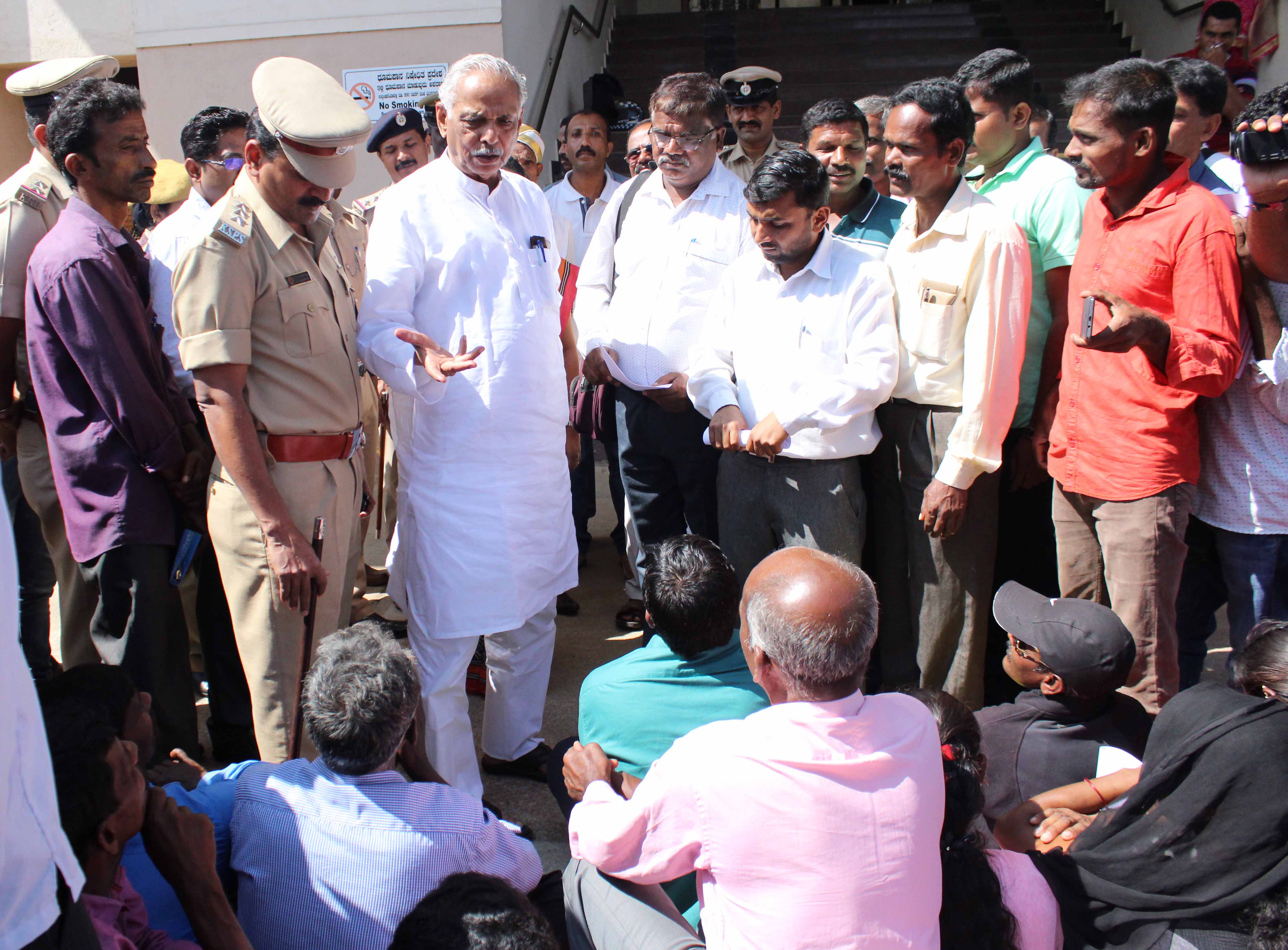 ಹಕ್ಕುಪತ್ರಕ್ಕಾಗಿ ಆಗ್ರಹ : ಭೂಮಿ ಮತ್ತು ವಸತಿ ಹಕ್ಕು ವಂಚಿತರ ಹೋರಾಟ ಸಮಿತಿಯಿಂದ ಪ್ರತಿಭಟನೆ